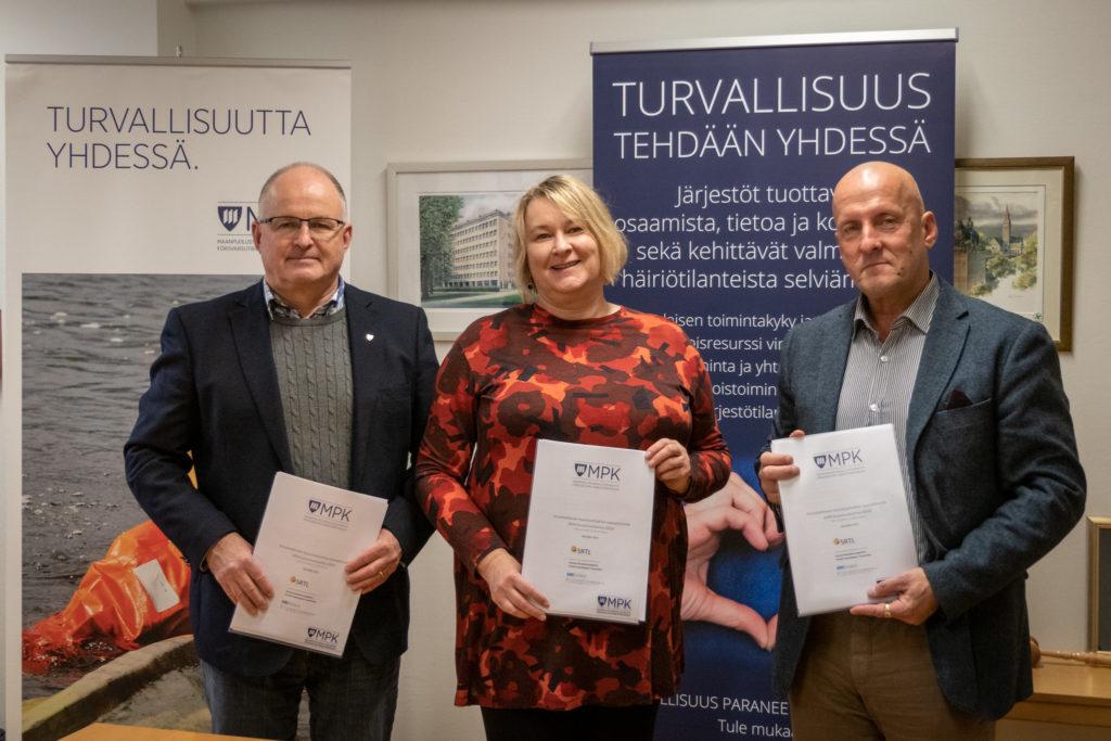 Kriisinhallinnan koulutusohjelman luovutustilaisuudessa Mauri Koskela, Kirsi Henriksson ja Pertti Laatikainen