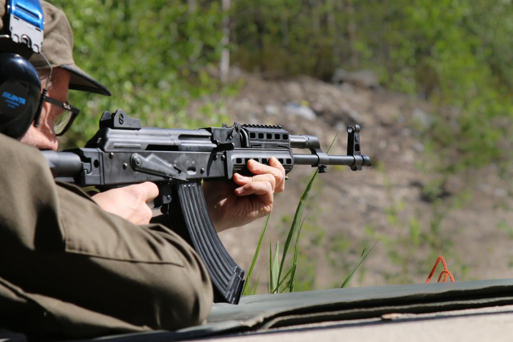 Kuva MPK-kivääristä ja ampujasta takaa päin