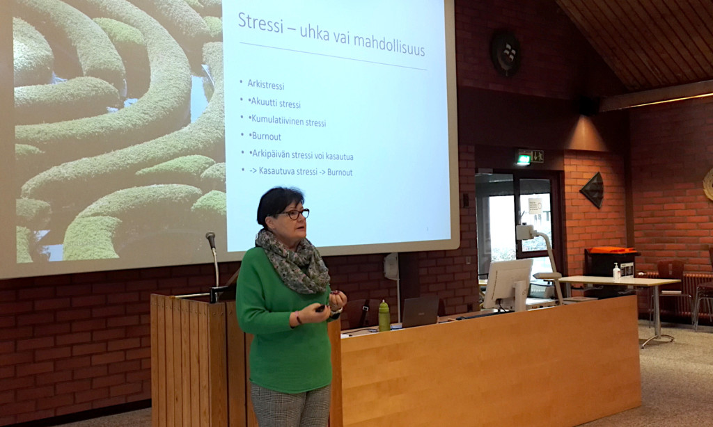 Kurssin kouluttaja, kriisi- ja psykoterapeutti Pia Yli-Pirilä puhui mm. stressin vaikutuksista ja hallinnasta.