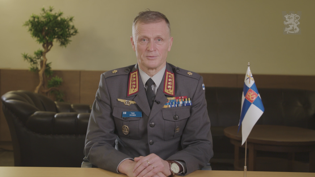Puolustuvoimain komentaja Timo Kivinen pitää puhetta