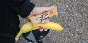 Marssija esittelee huoltopisteeltä saatua banaania ja proteiinipatukkaa.