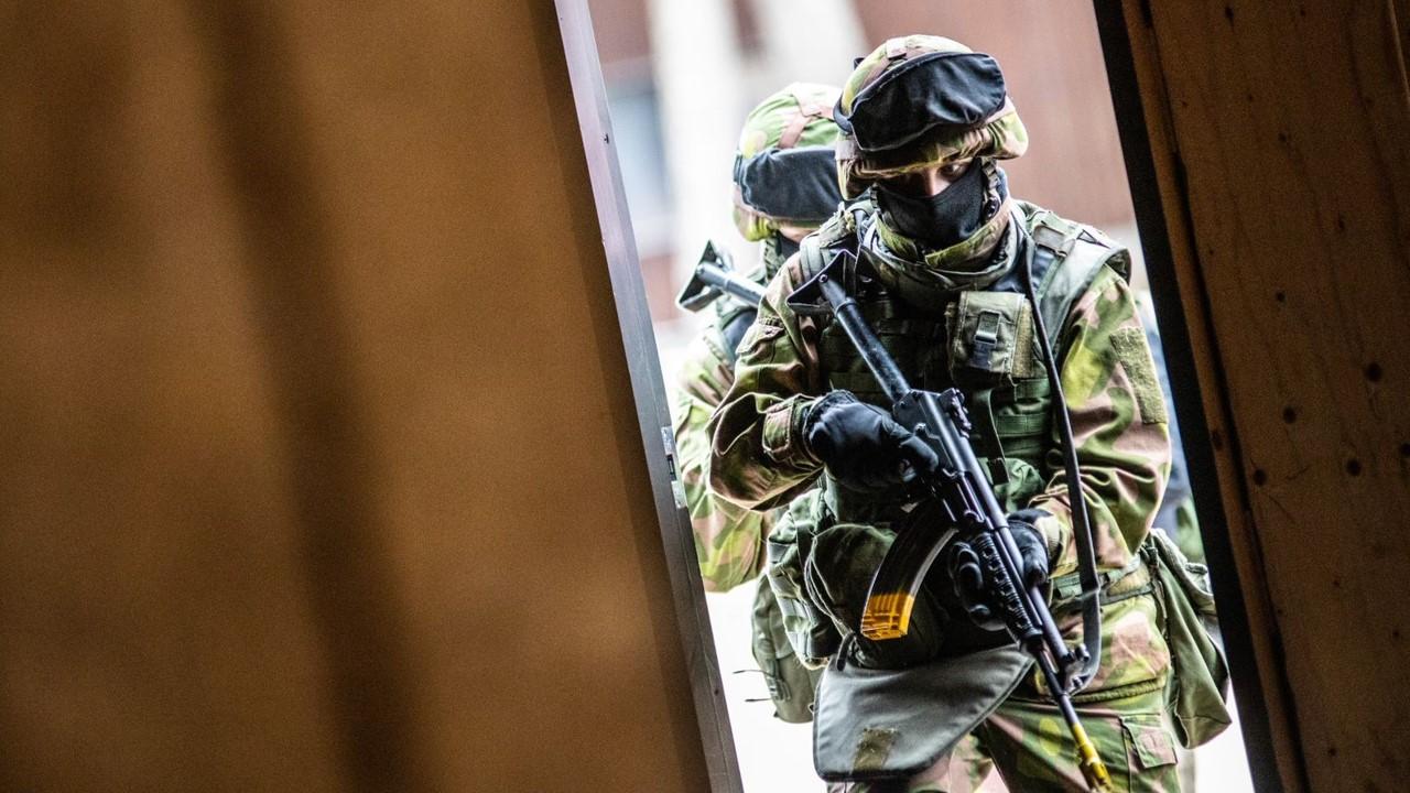 Sotilaspoliisin peruskurssilaiset harjoittelevat taistelua rakennetulla alueella Santahaminan Helsinki-simulaattorissa.