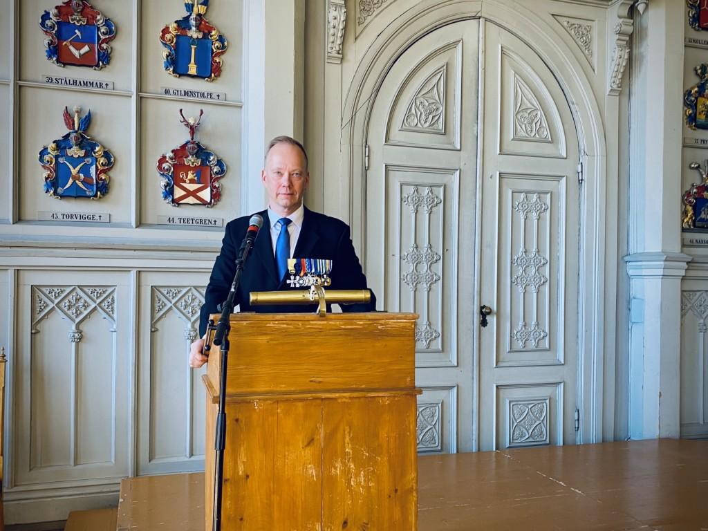 MPK:n puheenjohtaja Mika Hannula pitämässä puhetta puhujapöntössä