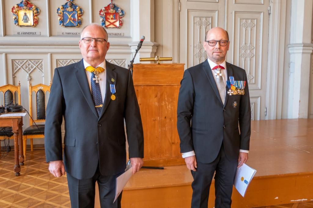 Pertti Laatikainen ja Tapio Peltomäki Ritarihuoneella saatuaan MPK:n kultaiset ansiomitalit miekoin