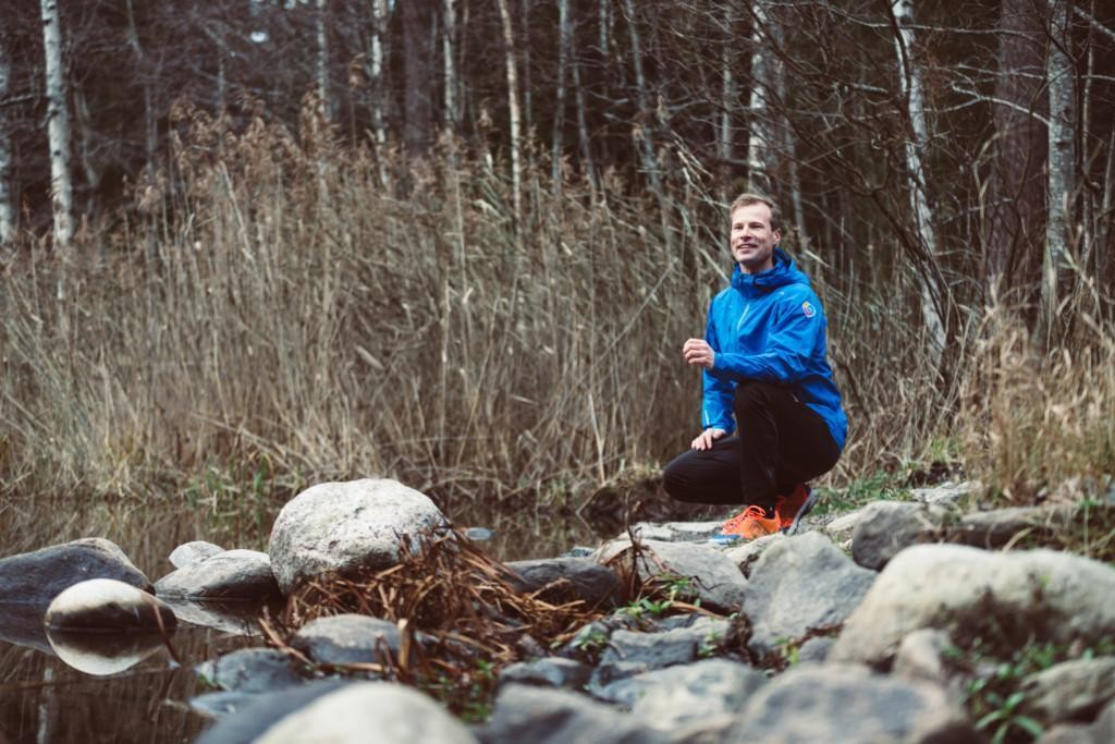Mikkelin kaupunginvaltuuston puheenjohtaja Oskari Valtola urheiluasussa kivikkoisella järvenrannalla.