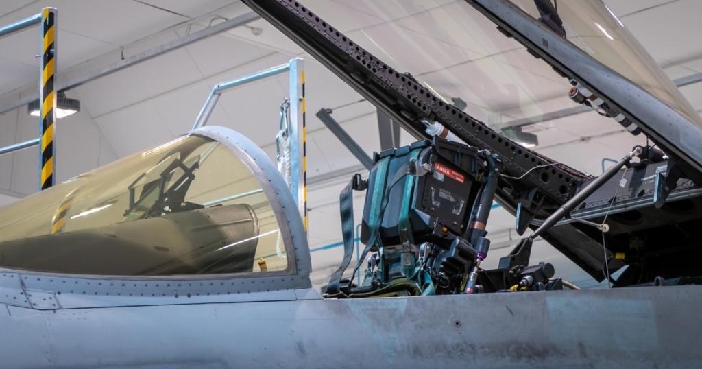 F/A-18 Hornet -monitoimihävittäjän ohjaamon kuomu avoinna.