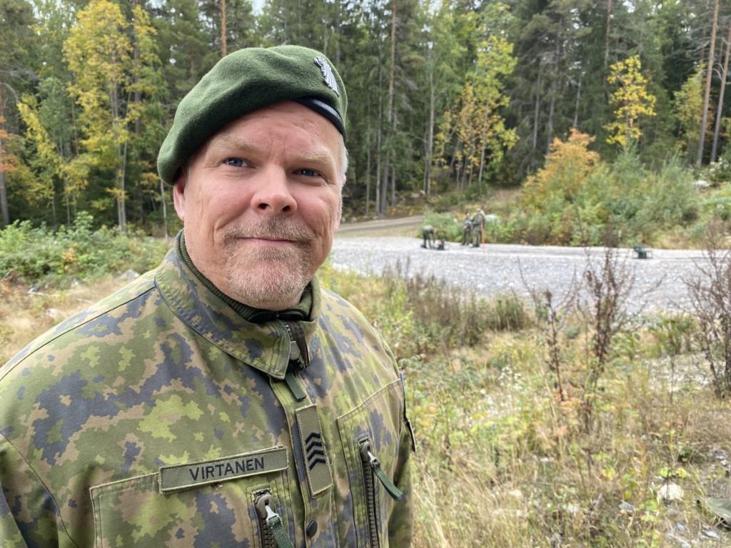 Ylikersantti Tuomas Virtanen seisoo sotilaspuvussa ja katsoo kameraan.