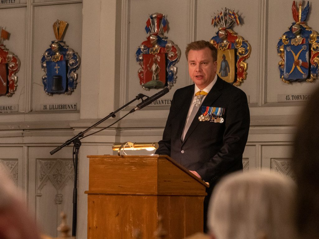 Puolustusministeri Antti Kaikkonen puhujanpöntössä Ritarihuoneella