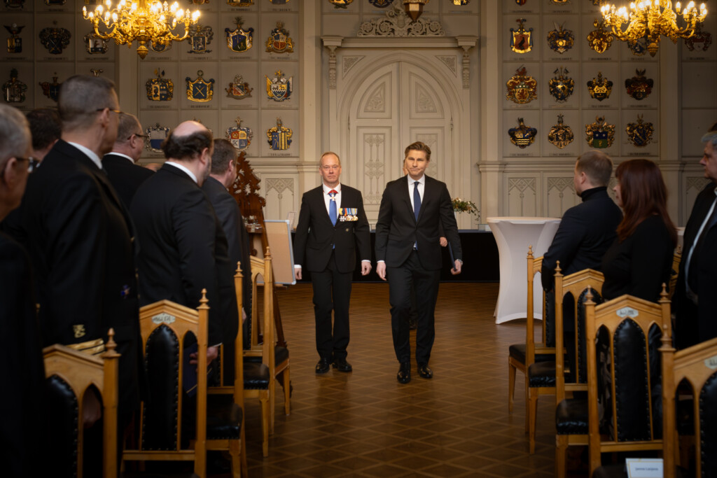 MPK:n hallituksen puheenjohtaja Mika Hannula ja puolustusministeri Antti Häkkänen saapumassa vuosijuhlaan Ritarihuoneella