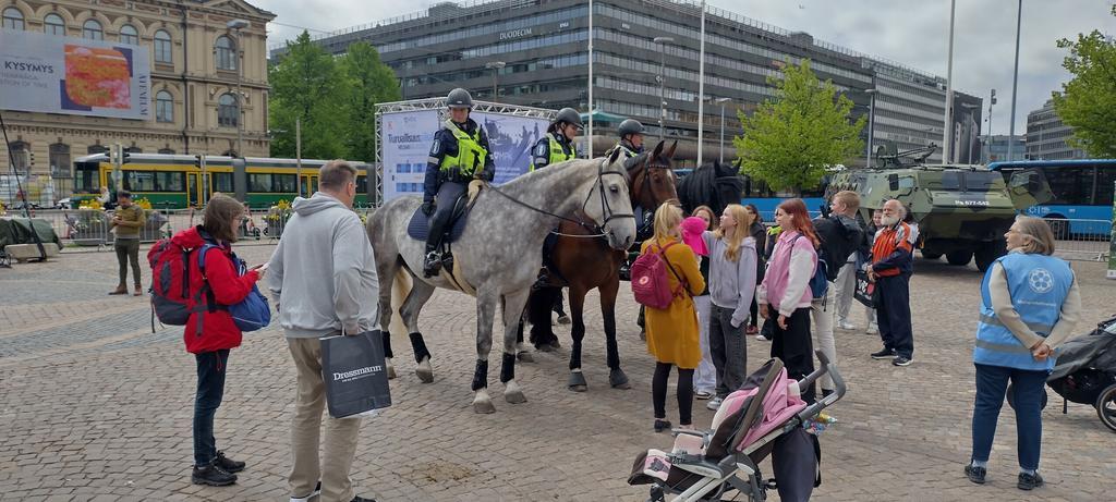 Poliisin kolme hevosta ratsastajineen Rautatientorilla yleisän ihailtavana.
