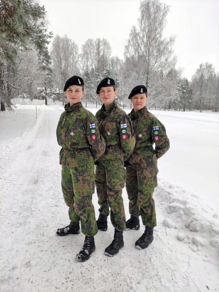 Henna, Lotta ja Sini RUK:in viimeisenä päivänä kokelaaksi ylentymisen jälkeen.