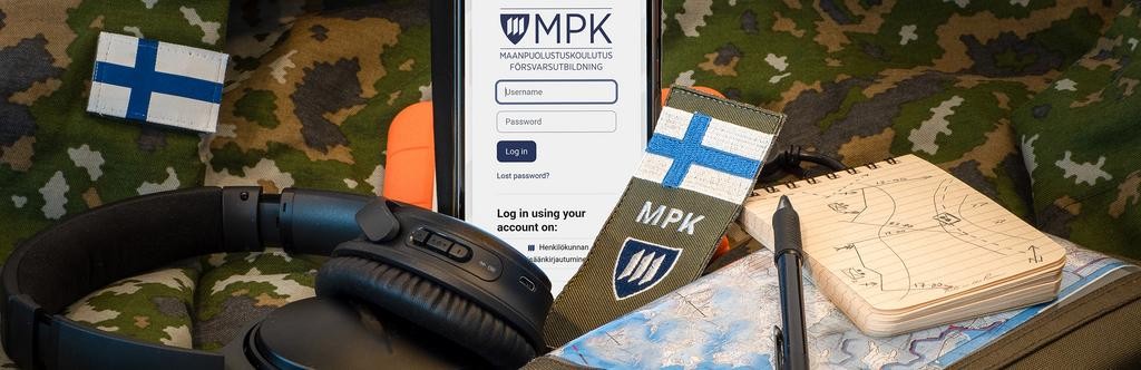 Verkko-opiskelussa tarvittava älypuhelin, kuulokkeet ja muistiinpanovälineitä maastokuvioidulla taustalla.