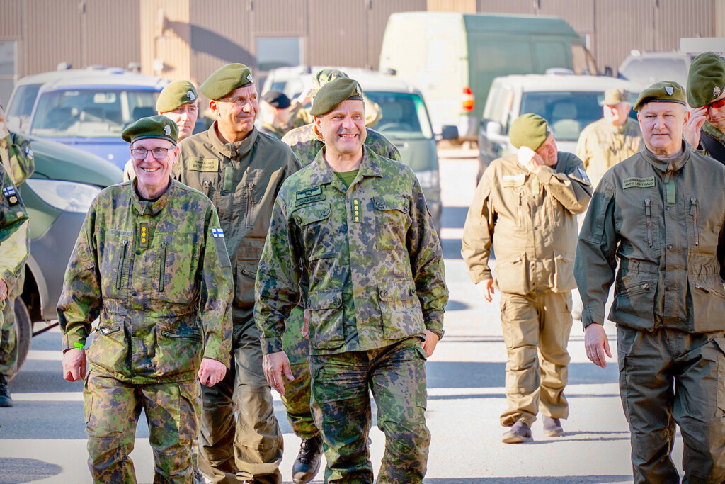 Puolustuvoimain komentaja Janne Jaakkola kävelee parkkipaikalla muiden sotilasasuun pukeutuneiden kanssa.