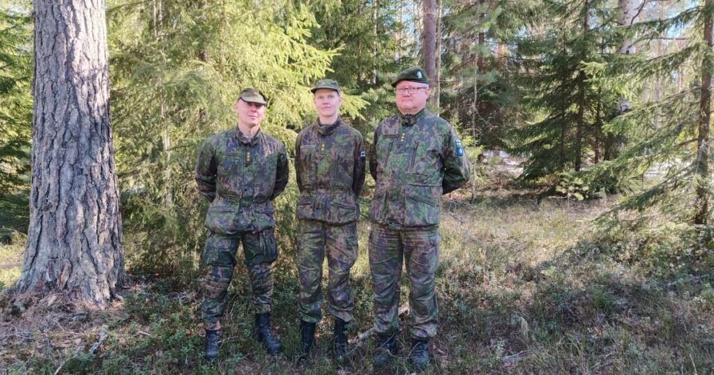 Kuvassa on kolme aktiivireserviläistä vasemmalta oikealle Jussi Suhonen, Jasmine Söderlund ja Mika Antola. Metsää taustalla.