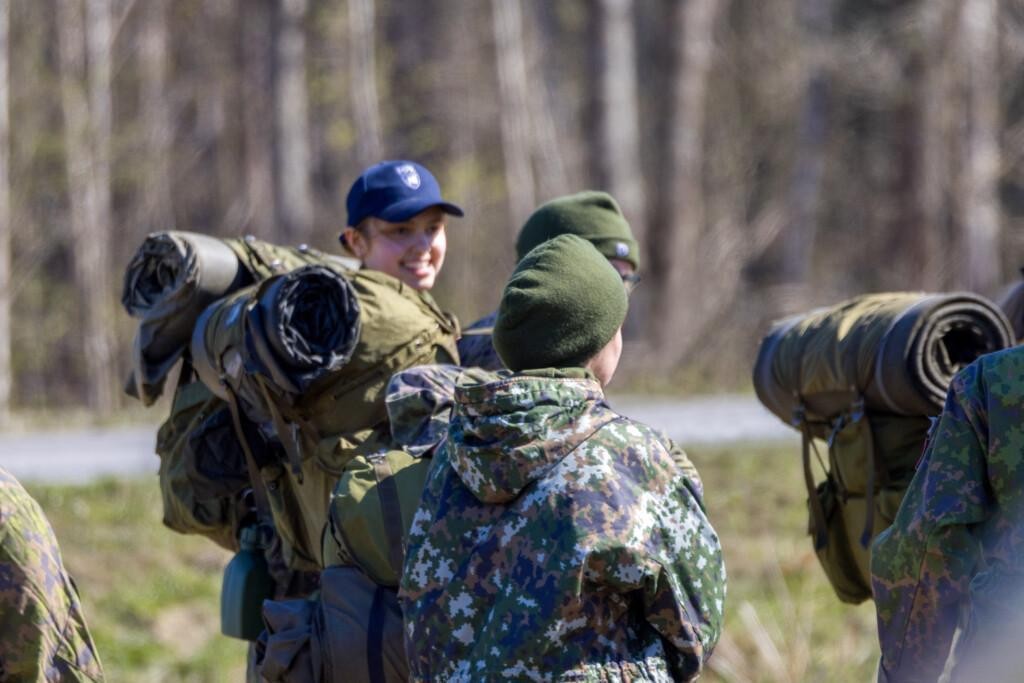 Tyttö metsässä, maastoreppu selässä