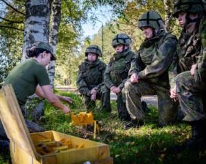 Naiset tutustuvat viuhkapanokseen