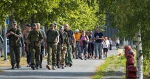 Kesäyön marssin osallistujia marssimassa