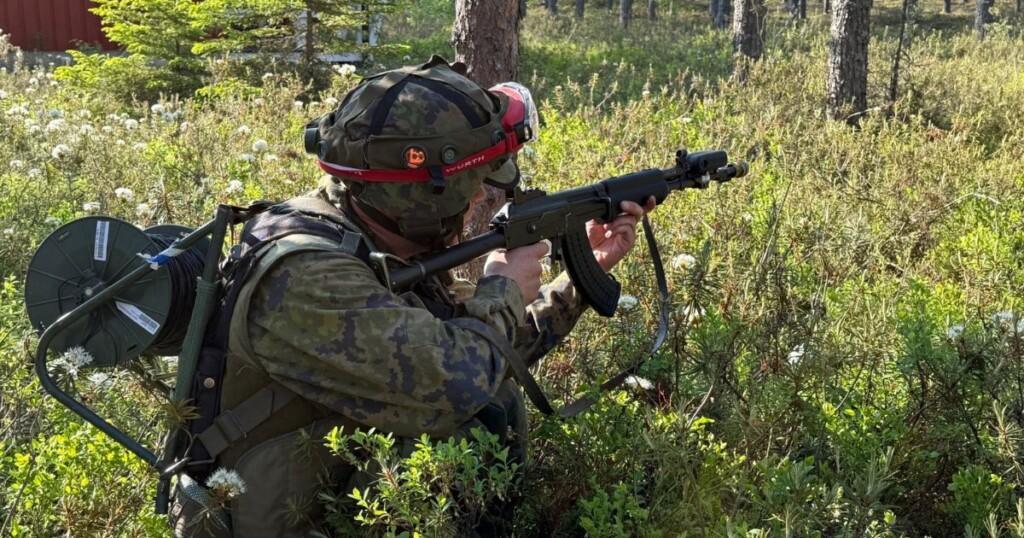 Ilmavoimien reserviläinen tai Ilmapuolustuspiirin sitoutunut kouluttaja tähtäämässä rynnäkkökiväärillä.