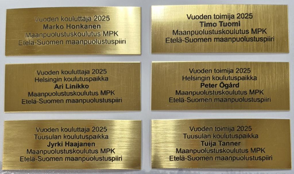 Kaiverrettuja laattoja pöydällä