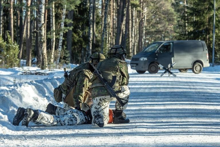 Mielenosoittajan ja sotilaspoliisien kohtaaminen