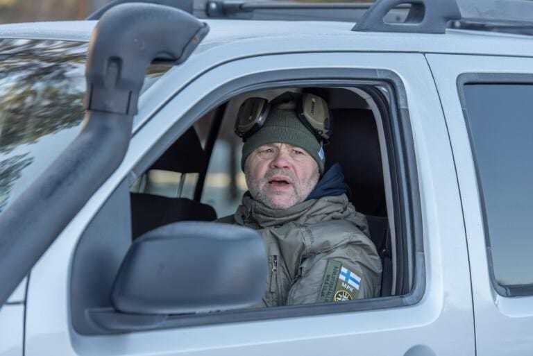 Koulutuspäällikkö Mika Lilja autossa