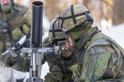 Kaksi miestä kranaatinheittimen äärellä