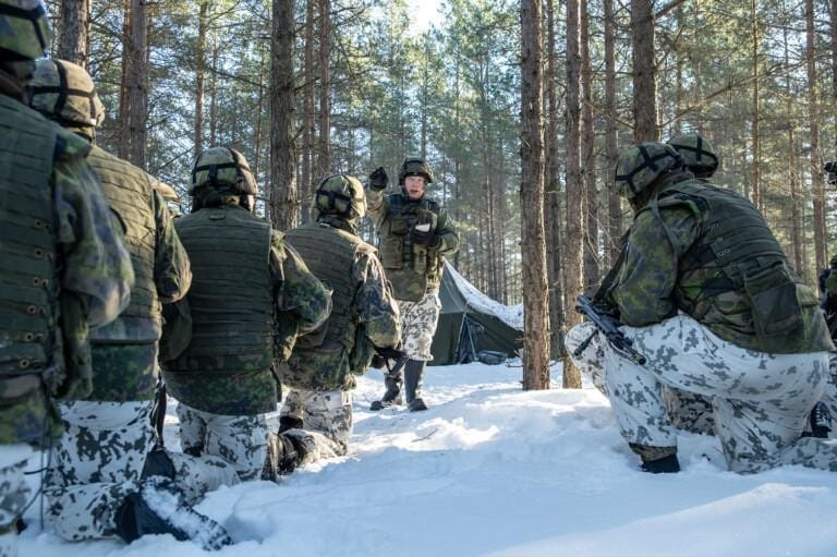 Kurssilaisia metsässä