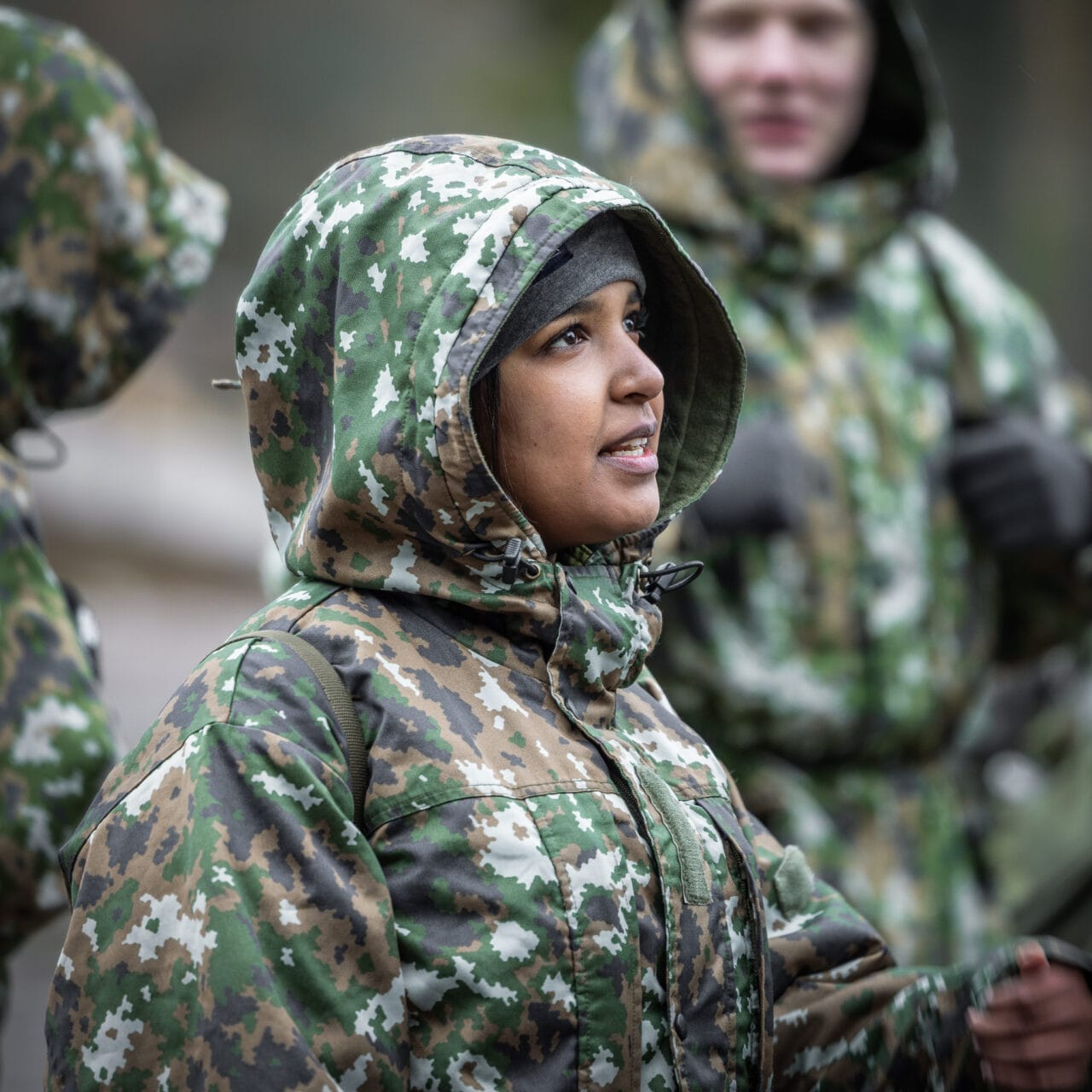 Nuori maastoasuinen nainen