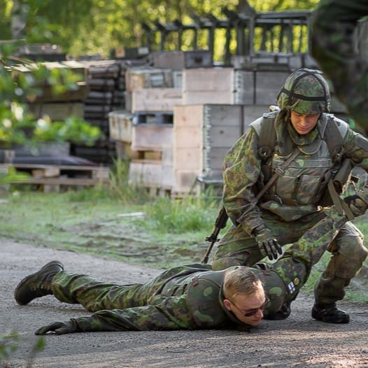 Sotilaspoliisi pitää maassa henkilöä
