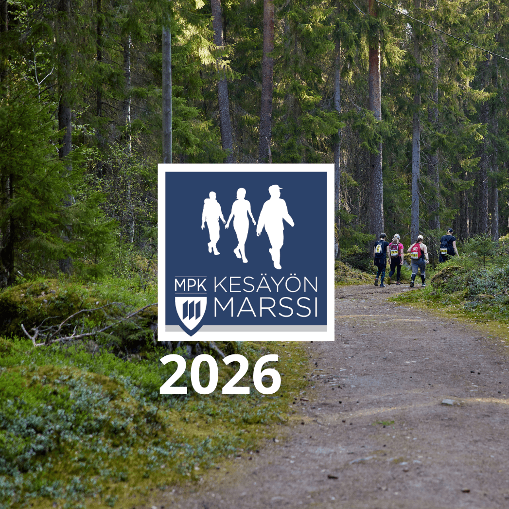 Kesäyön marssijat kävelevät metsäisellä tiellä. Kesäyön marssien logo ja vuosiluku 2026.