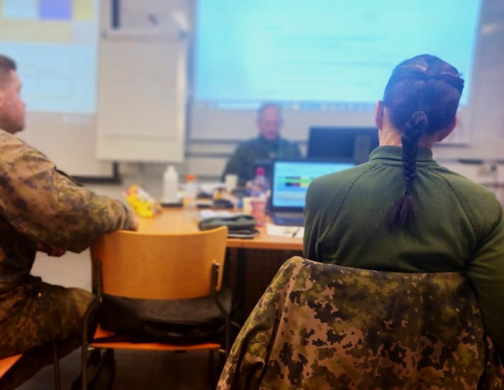 Ihmisiä luokkahuoneessa