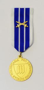 Kultainen mitali, jossa sinivalkoinen nauha