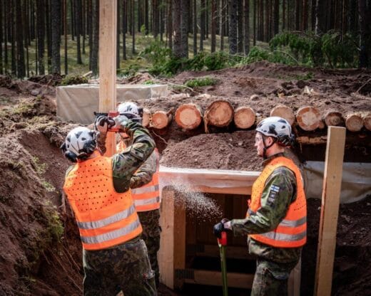 Huomioliiviset henkilöt rakentavat poteroa