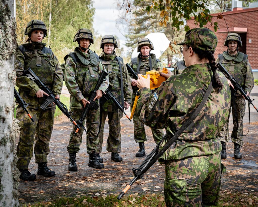 Ryhmä naisia maastopuvuissa