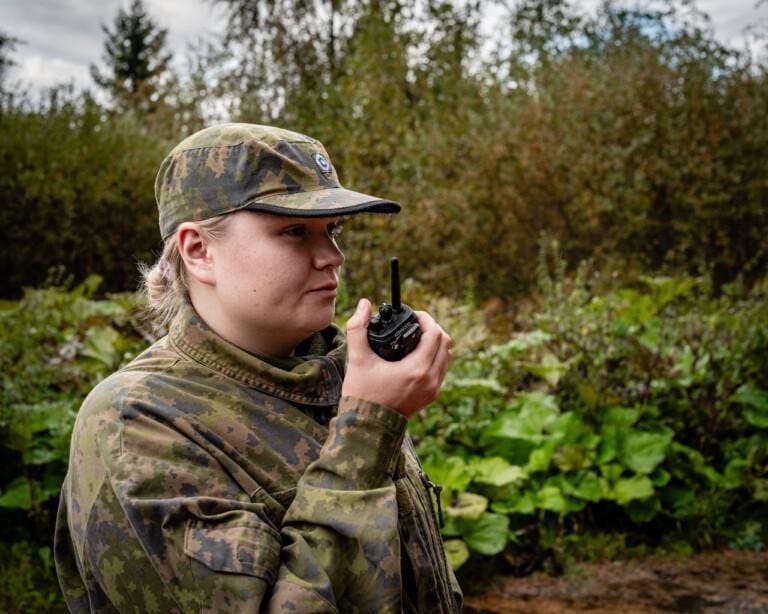 nainen puhuu radiopuhelimeen