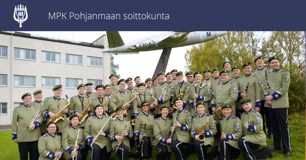 Pohjanmaan soittokunnan jäsenet poseeraavat ryhmäkuvassa