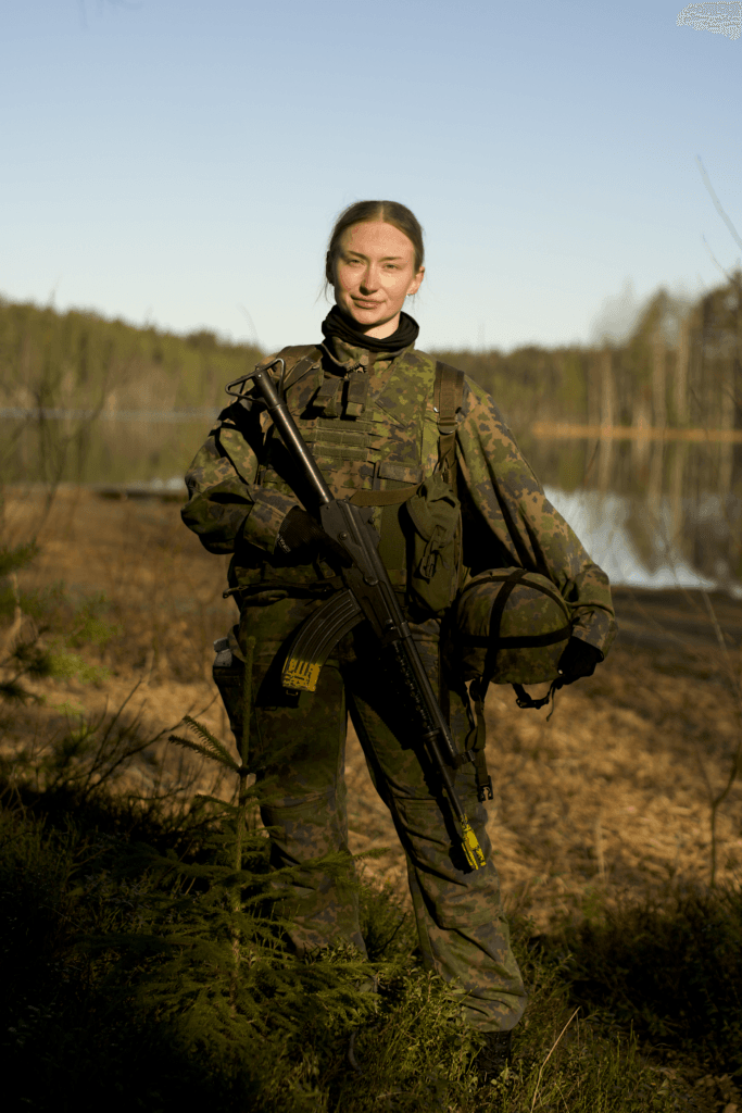 Maastopukuinen tyttö suolla