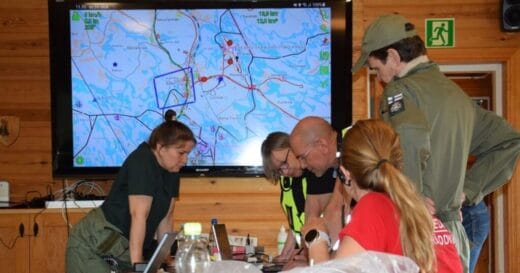 Sar Savo25harjoituksen johtopaikalla henkilöitä työssään
