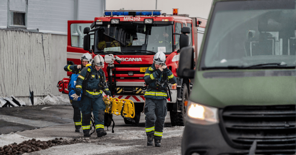 Taustalla Paloauto ja Puolustusvoimien ajoneuvo
