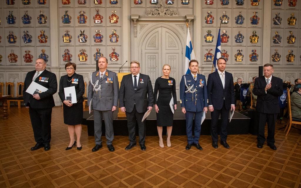 Maanpuolustusmitalin saajat rivissä