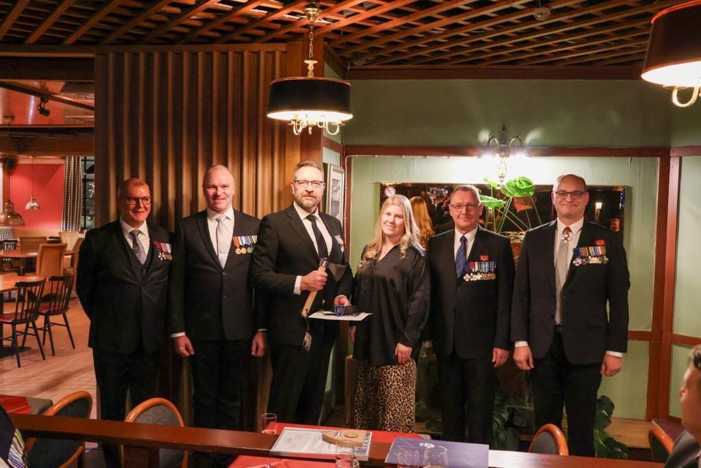 Ihmisiä juhlatilassa
