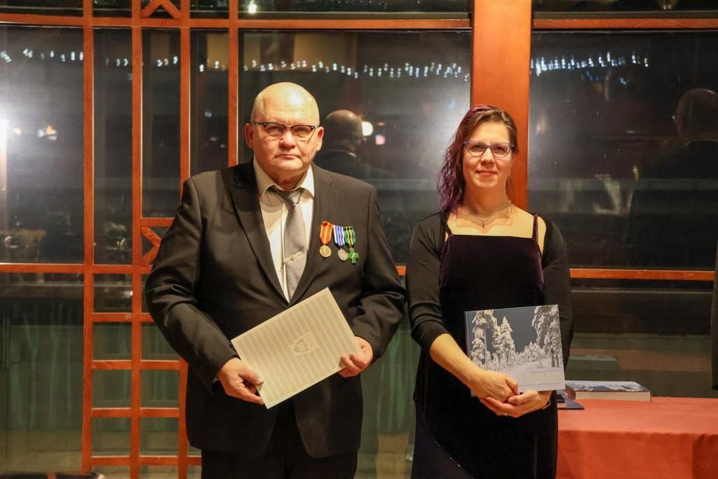 Ihmisiä juhlatilassa