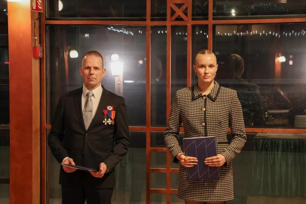 Ihmisiä juhlatilassa