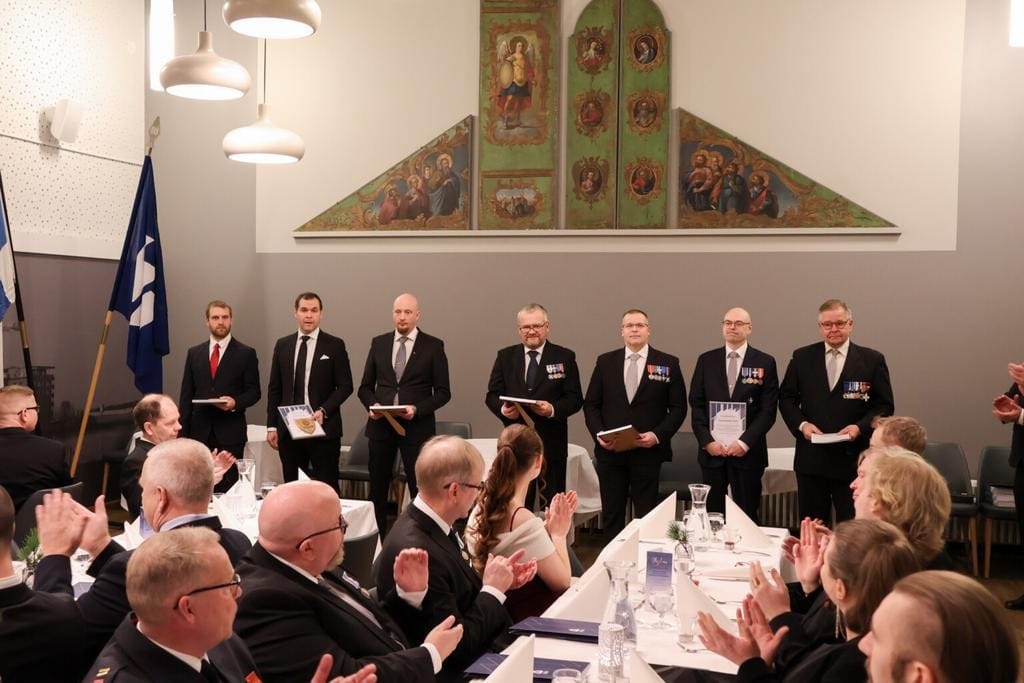 Ihmisiä juhlatilassa