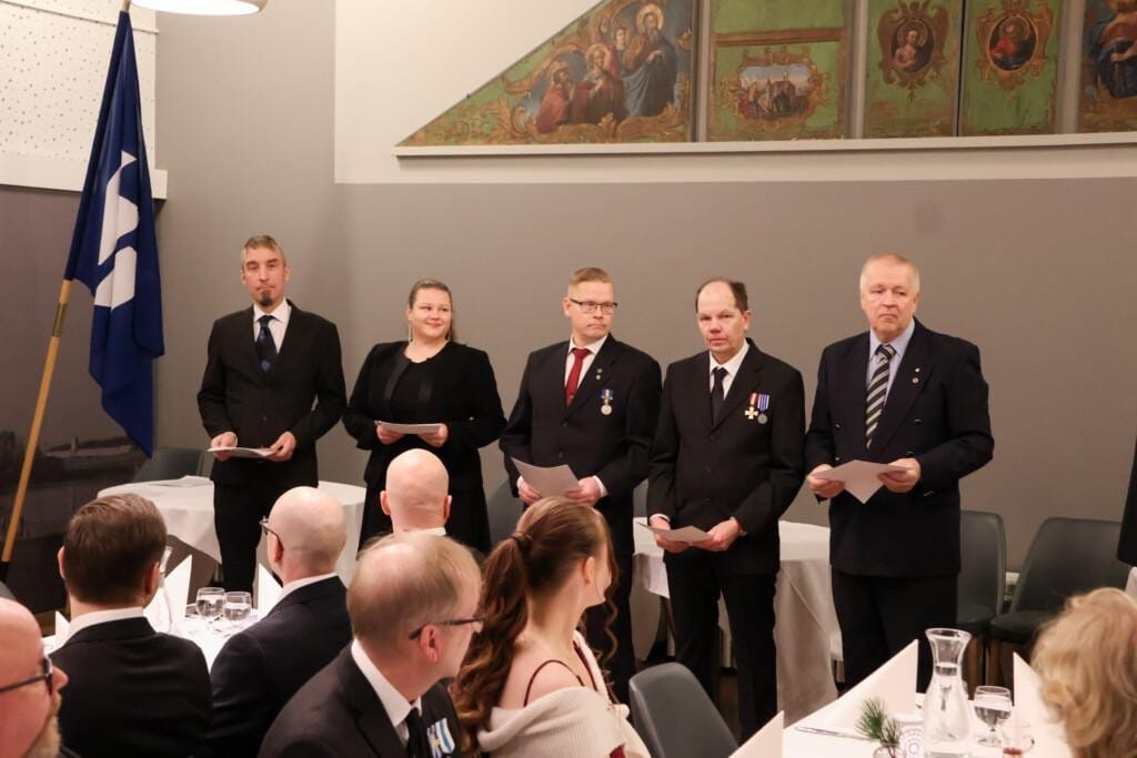 Ihmisiä juhlatilassa