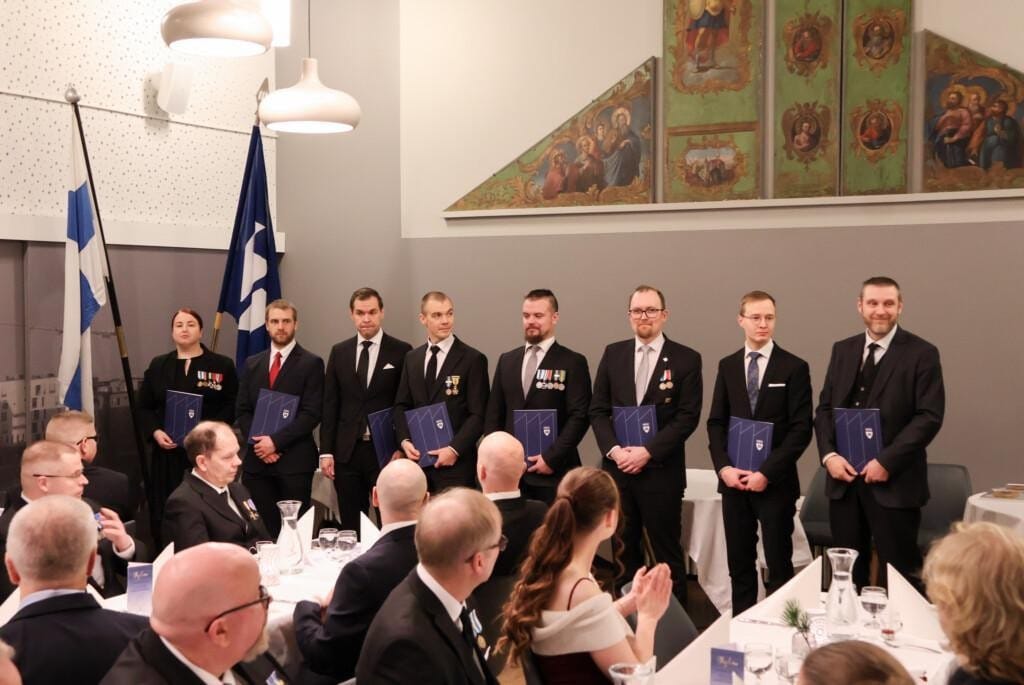 Ihmisiä juhlatilassa