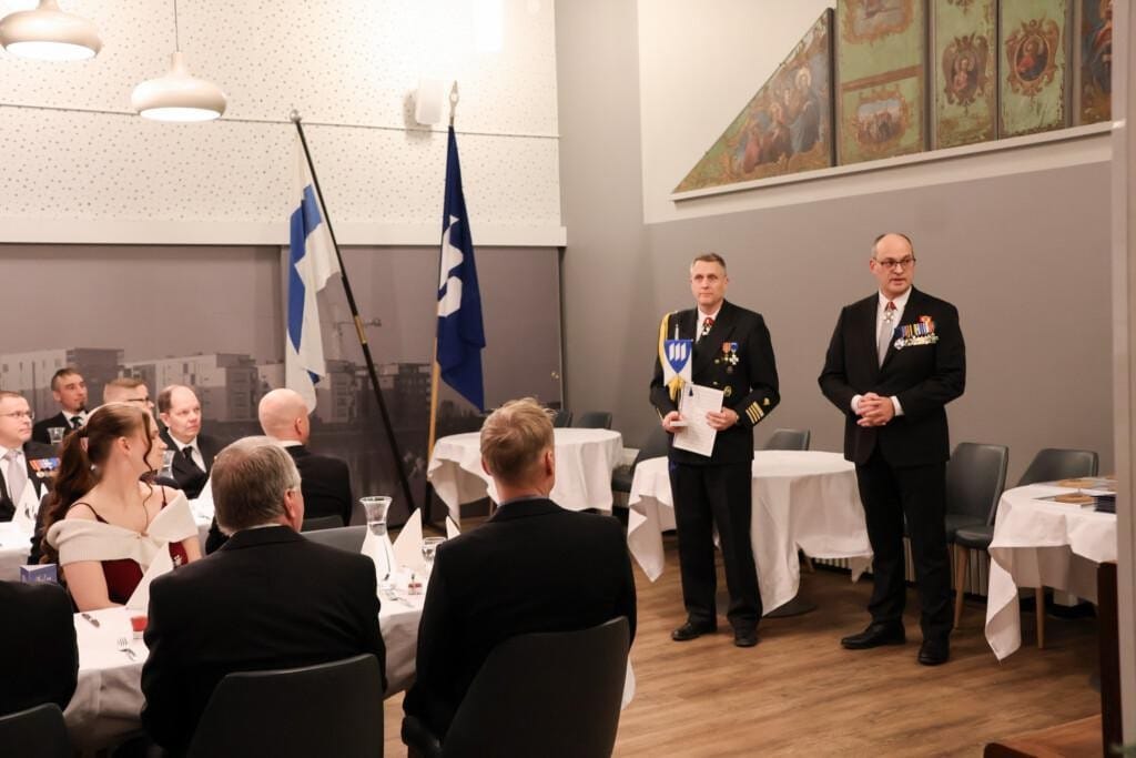 Ihmisiä juhlatilassa