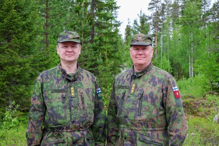 Kaksi maastopukuista miestä