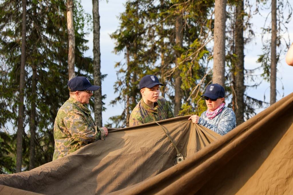 Nuoret kokoavat telttaa