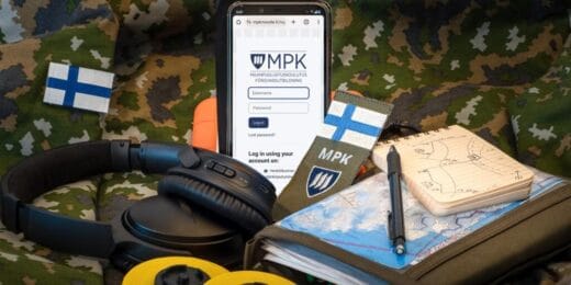 Kuvassa puhelin, johon avattu MPKMoodlen kirjautumissivu.